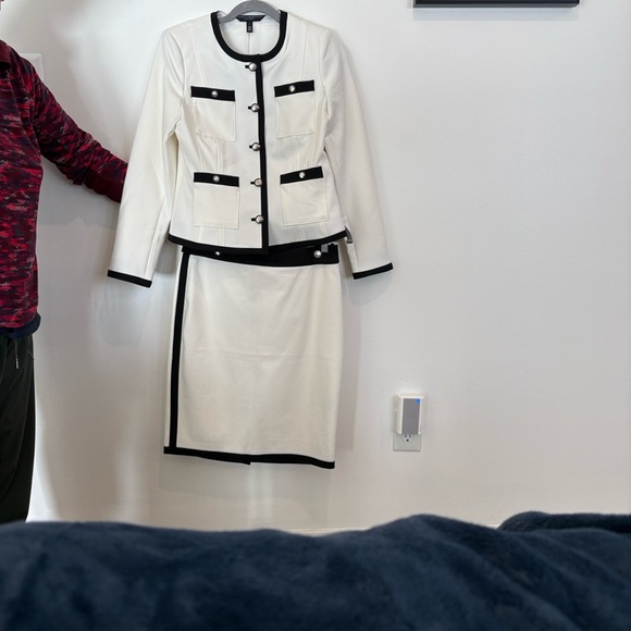 White House Black Market Women's White Blazer with Black Trim - Picture 8 of 8